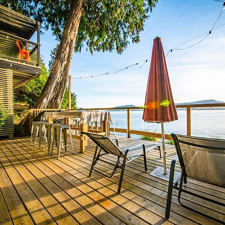 Waterfront Cottage With Superb Coastline Views Уэст-Ванкувер Экстерьер фото