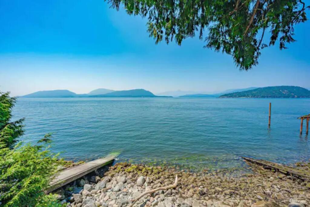 Waterfront Cottage With Superb Coastline Views Уэст-Ванкувер Экстерьер фото