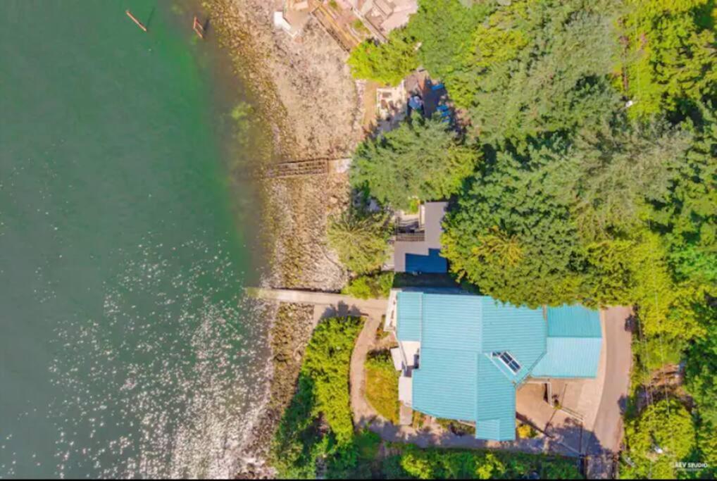Waterfront Cottage With Superb Coastline Views Уэст-Ванкувер Экстерьер фото