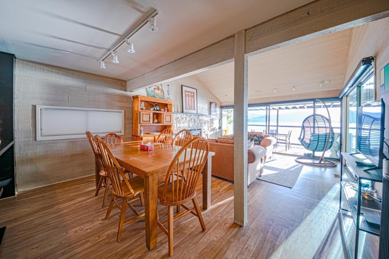 Waterfront Cottage With Superb Coastline Views Уэст-Ванкувер Экстерьер фото