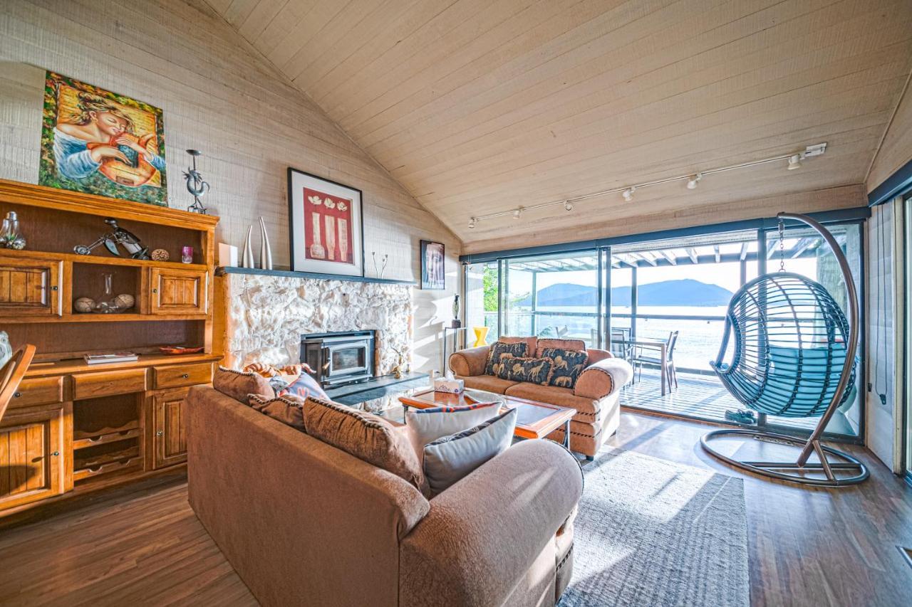 Waterfront Cottage With Superb Coastline Views Уэст-Ванкувер Экстерьер фото