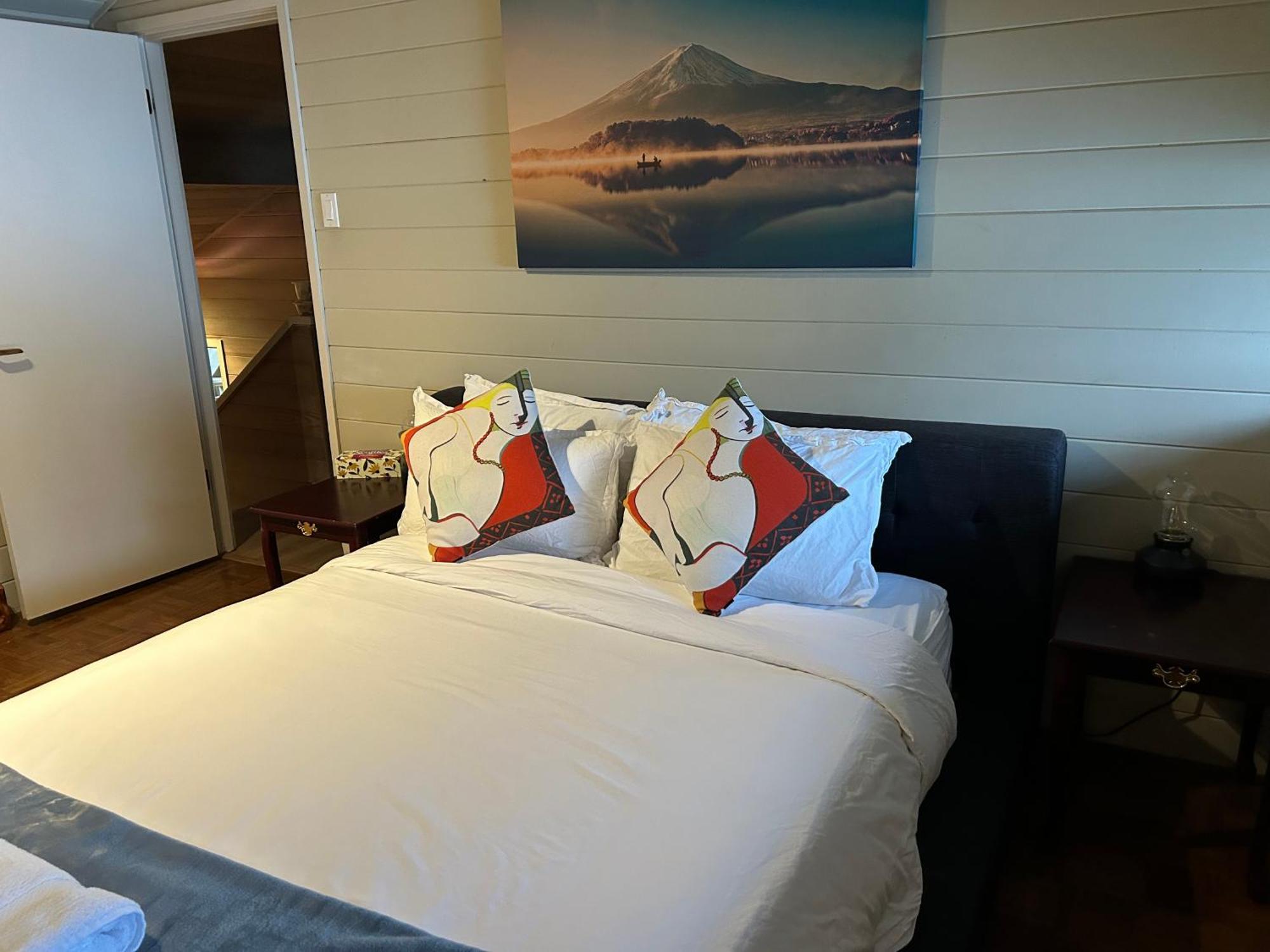 Waterfront Cottage With Superb Coastline Views Уэст-Ванкувер Экстерьер фото
