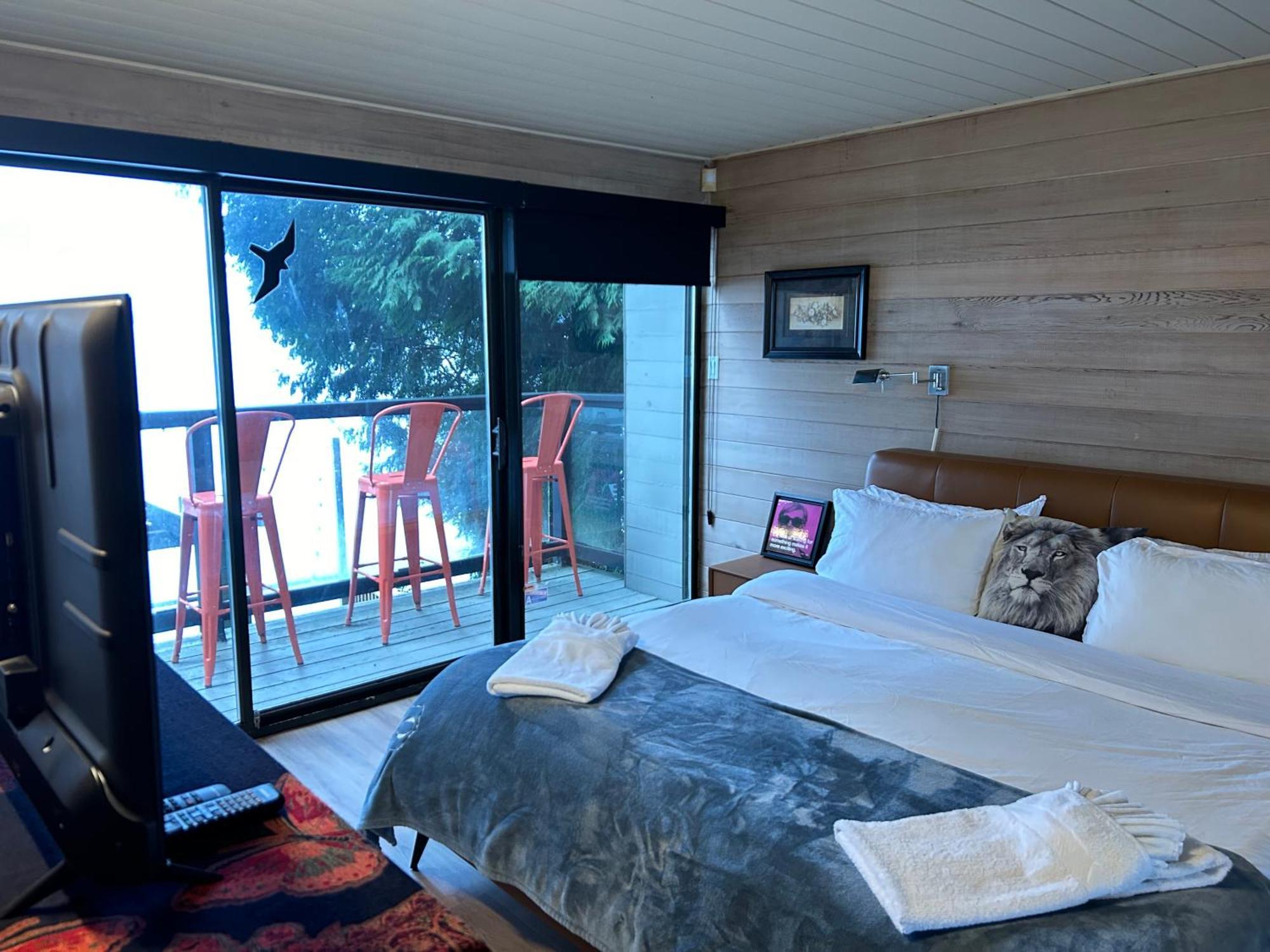 Waterfront Cottage With Superb Coastline Views Уэст-Ванкувер Экстерьер фото